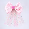 Detail einer rosa Satinschleife mit Herzglitzer und Pailletten-Netzschleier-Haarclip - Rosa Herz Schleife