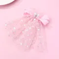 Details von rosa Satin-Haarspange mit gesticktem Schmetterling und Paillettennetz - Rosa Schmetterlings-Netz-Haarklammer
