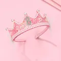 Vue détaillée du diadème rose d'anniversaire avec chiffre 8 pailleté, perles et nœuds - Style Numéro 8 / Rose
