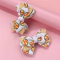 Détail de nœuds à cheveux blancs avec motifs baseball jaunes et sequins dorés - Pince à Nœud Motif Baseball Classique