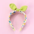 Detalle de diadema de tela con estampado de fresas y lazo verde para niñas - Diadema Lazo Verde Fruta
