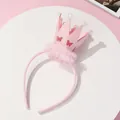 Détail du serre-tête couronne en dentelle rose avec paillettes, papillons et perles - Rose