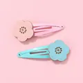 Détail de barrettes fleurs rose et bleu avec texture cuir et paillettes dorées au centre - Barrettes à Cheveux Fleurs Roses Et Bleues