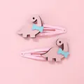 Dettaglio di due fermagli per capelli a dinosauro rosa con fiocchi blu e feltro - Rosa