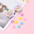 Dettaglio di fermagli per capelli a fiore in nastro arcobaleno con perle e nappine - Fermaglio Per Capelli Con Nappa Di Fiore E Perla