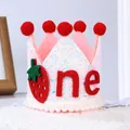Detail der rosa Glitzer-Babykrone mit roten Bommeln, Erdbeermuster und 'one' Aufschrift - Erdbeere One Stil / Erdbeere Krone (HT005)