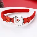 Dettaglio del cerchietto natalizio rosso con Babbo Natale e cuori di paillettes scintillanti - Design Babbo Natale