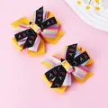Détail de barrettes à nœuds jaunes scolaires avec rubans ABC arc-en-ciel et breloques crayon - Pince à Cheveux Nœud Lettre Arc-en-ciel
