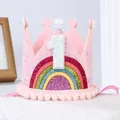 Detail der rosa Glitzer-Geburtstagskrone mit Regenbogenmotiv und weichen Bommeln - Nummer 1 Regenbogen Stil / Regenbogen Krone (HT004)
