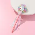 Detail eines Einhorn-Zauberstabs mit Regenbogen-Netz, Glitzer und bunten Bändern - Einhorn Stil (HM002)