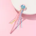Detail eines Zauberstabs mit rosa Muschel, weißer Perle und bunten Satinbändern - Jakobsmuschel Stil (HM003)