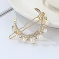 Détail d'une pince à cheveux lune avec strass étincelants et perles blanches - Pince à cheveux lune strass perle