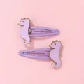 Gros plan d'une paire de barrettes hippocampe violettes à paillettes pour enfants - Violet