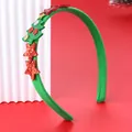 Dettaglio cerchietto albero di Natale con stelle glitterate su sfondo rosso festivo - Stile Albero di Natale