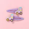 Primer plano de pinzas para el pelo con patines de purpurina morada para niñas - Estilo Patines de Hielo / Púrpura