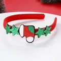 Dettaglio del cerchietto natalizio in velluto rosso con stelle glitterate e decoro a calza - Stile Calza di Natale