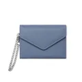Portefeuille enveloppe bleu gris en cuir grainé avec petite chaîne argentée chic - Bleu Gris