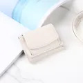 Portafoglio donna minimalista a tre ante in pelle martellata bianco crema chic - Bianco