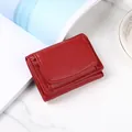 Portafoglio corto da donna rosso in pelle martellata con elegante chiusura a scatto - Rosso