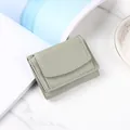 Portafoglio donna minimalista a tre ante in pelle litchi verde salvia con cuciture bianche - Verde