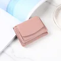 Piccolo portafoglio in pelle rosa cipria con cuciture bianche a contrasto e gettoniera - Rosa
