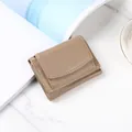 Portafoglio corto da donna taupe in pelle con trama a litchi e scomparti per carte - Grigio elefante