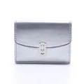 Cartera plateada minimalista de cuero sintético con hebilla metálica de forma hoja - Plateado