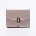 Monedero minimalista de cuero rosa empolvado con hebilla de metal plateado elegante - Rosa