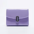 Cartera minimalista lila en cuero brillante con hebilla plateada distintiva - Púrpura