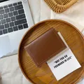 Portefeuille en cuir marron foncé avec texture grainée et multiples fentes à cartes - Café