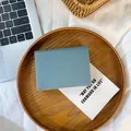 Petit portefeuille en cuir bleu brume au design minimaliste avec surpiqûres de précision - Bleu