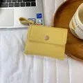 Portafoglio giallo minimalista da donna con bottone floreale vintage e cinturino da polso - Giallo