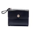 Portafoglio donna in pelle nera a tre ante con elegante chiusura a camelia dorata - Nero