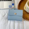 Portafoglio corto da donna azzurro con fibbia a rosa dorata in stile vintage chic - Blu