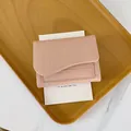 Portafoglio corto rosa da donna in finta pelle con motivo a coccodrillo e patta chic - Rosa