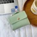 Portafoglio corto da donna verde chiaro con fibbia a rosa dorata e cinturino - Verde