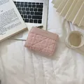 Kurzes Portemonnaie aus rosa Tweed und Leder mit goldenem Schriftzug in eleganter Szenerie - Rosa