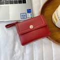 Portafoglio corto da donna rosso con motivo litchi e fibbia a rosa dorata - Rosso
