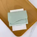 Portafoglio corto verde menta in finta pelle con motivo coccodrillo e cuciture bianche - Verde