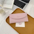 Portafoglio lungo rosa con patta e scritta Classic Star su vassoio in legno - Rosa