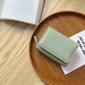 Portafoglio piccolo verde chiaro da donna in pelle martellata con zip e tre pieghe - Verde