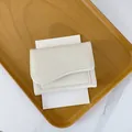 Portafoglio corto minimalista bianco crema con motivo a coccodrillo su vassoio in legno - Bianco