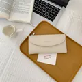 Portafoglio lungo da donna color crema classico con design minimalista in pelle testurizzata - Bianco