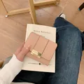 Piccolo portafoglio rosa in pelle a tre ante da donna con elegante chiusura dorata - Rosa