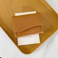 Portafoglio marrone con goffratura coccodrillo, patta asimmetrica e chiusura a calamita - Marrone
