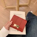 Piccolo portafoglio donna rosso scuro in pelle venata con elegante fibbia in metallo dorato - Rosso