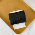 Portafoglio corto da donna in nero con goffratura coccodrillo e patta curva - Nero