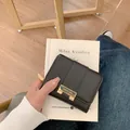 Piccolo portafoglio nero in pelle martellata con fibbia metallica dorata chic - Nero