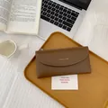 Portafoglio lungo marrone scuro da donna con elegante trama in pelle minimalista - caffè