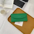 Portafoglio lungo verde smeraldo per donna con scritta Classic Star su vassoio - Verde